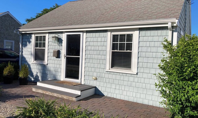 Hull Maison | Charming 3-bedroom house with AC & WiFi in Hull; steps to Nantasket beach