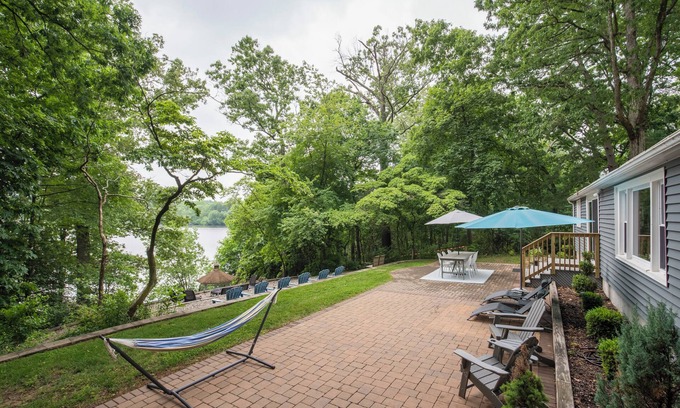 Bridgeton Maison | Charming 3-bedroom lake house with a seasonal private pool and seasonal hot tub!