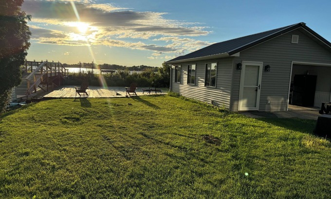 Butte Des Morts Maison | Charming 3-bedroom lake house between Oshkosh and Omro