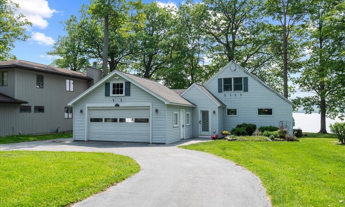 Town of Owasco Maison | Charming 3-bedroom lake front home with patio, WiFi and AC. Minutes from Auburn.