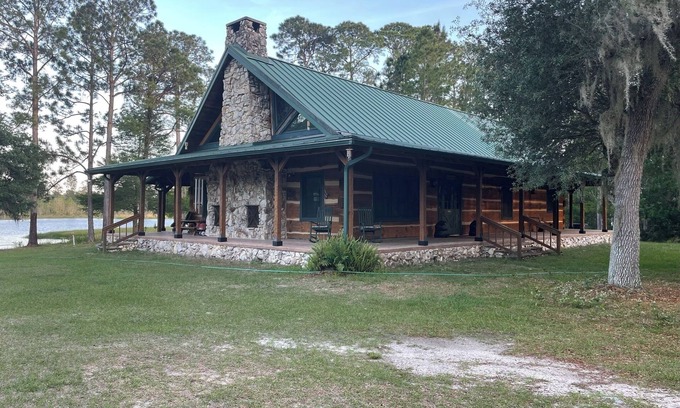 Paisley Cabine | Charming 3-bedroom lakefront cabin in welcoming Paisley
