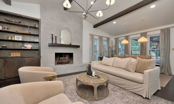 Roanoke Maison | Charming 3-bedroom Modern Rustic Retreat on 1 acre
