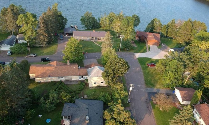 Moose Lake Maison | Charming 3-bedroom plus bunkhouse sleeps up to 10 with WiFi and AC in Moose Lake