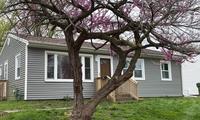 Clinton Maison | Charming 3-bedroom pet friendly house with fenced in yard in Clinton, IA.