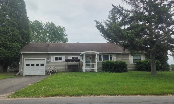 Massena Maison | Charming 3-bedroom ranch style in quiet school zone, with WiFi