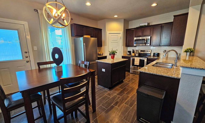 Midlothian Maison | Charming 3-bedroom townhome with fast WiFi in fabulous Midlothian TX