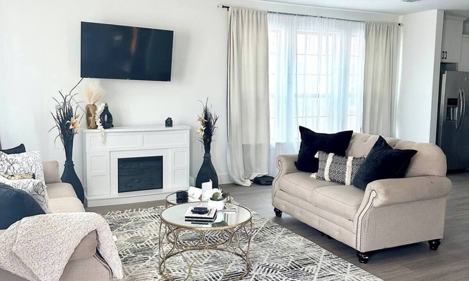 Crowley Maison | Charming 3 bedroom TH w/WiFi, AC in lovely Crowley, near Fort Worth.