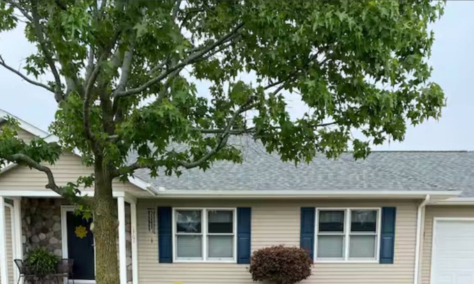 Pricedale Maison | Charming 3-bedroom house in Belle Vernon with WiFi and AC