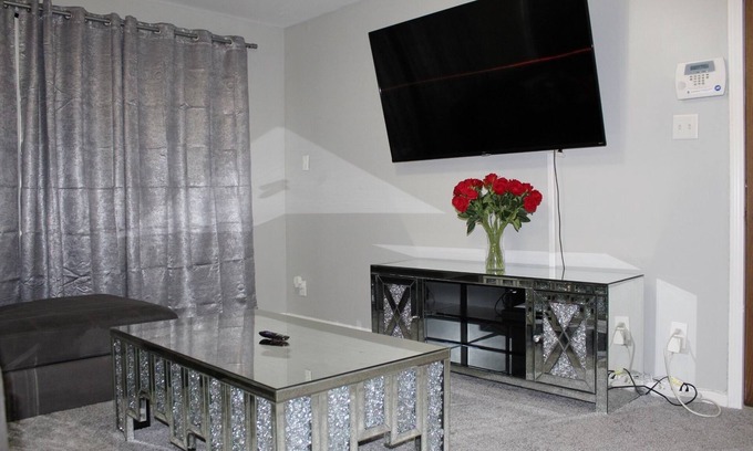 Calumet City Maison | Charming 3-bedroom house in Calumet City with WiFi and AC