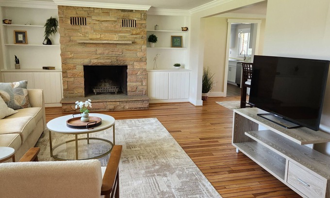 Grand Island Maison | Charming 3-bedroom ranch with a covered back patio, in peaceful Grand Island