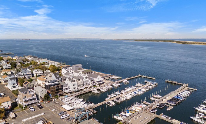 Highlands Maison | Charming 3-bedroom waterfront house with WiFi and AC in charming Highlands