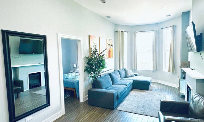 Tri-Taylor Lit Et Petit-Déjeuner | Charming 3 bedrooms Apartment at the Medical District