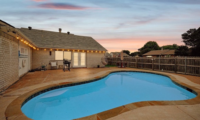 Plano Maison | Charming 3 Bedrooms, Escape w Pool, Yard, Foosball