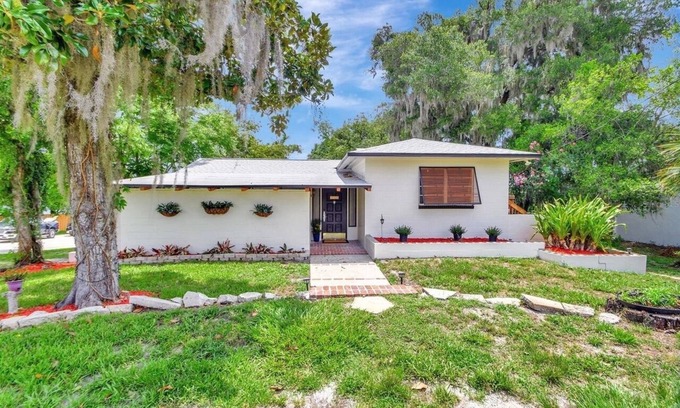 DeLand Maison | Charming 3 Unit- House on Lake. with AC and WiFi in delightful DeLand