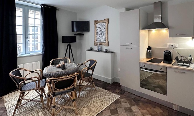 Moulins Appartement | Studio de charme 30m², centre historique de Moulins, 2 lits jumelables, tout équipé, proche commodités