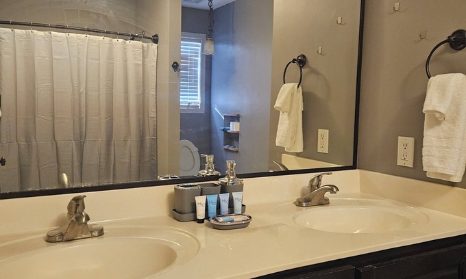 Vinemont Maison | Charming 3bd/2ba House on large lot,