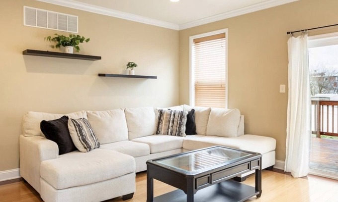 Bridgeport Maison | Charming 3BR & 2.5Ba nested in KOP w parking, close to Conshy & downtown Philly.