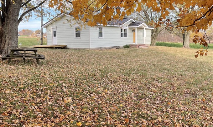 Jamestown Autre | Charming 3BR-2BA country home-organic farm, ~5 min to 2 wedding barns! Sleeps 10
