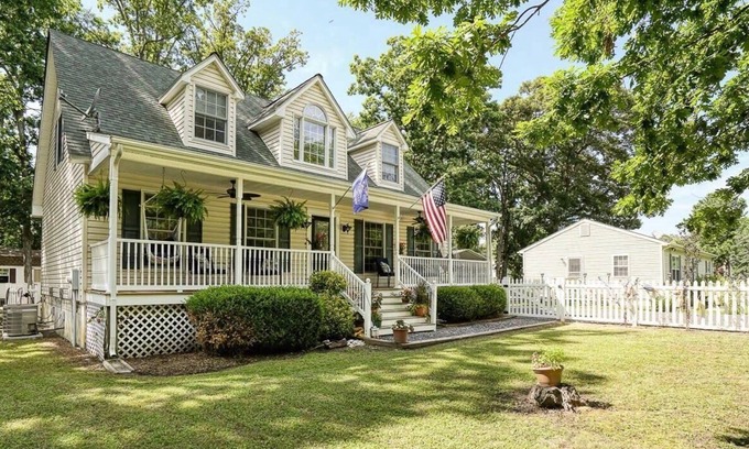 Tilghman Maison | Charming 3BR Cottage in Heart of Tilghman Island – Bike everywhere!