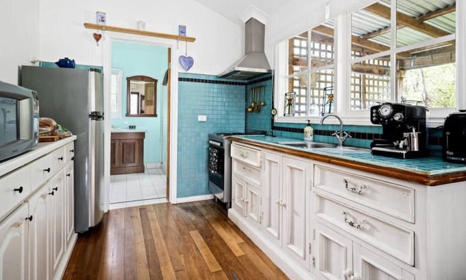 Glenburn Autre | Charming 3BR farmhouse. Ideal for groups of 6 seeking a peaceful getaway!