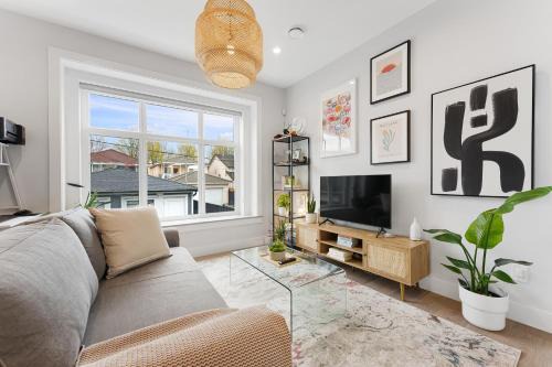 Fraserview Maison | Charming 3BR Home in a Lovely Vancouver Neighborhood