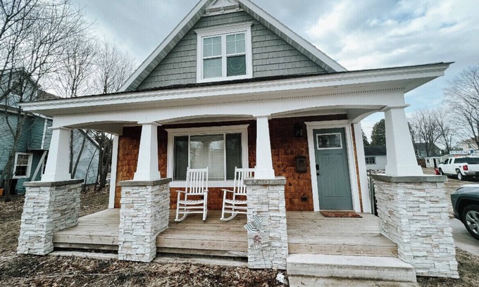 Ishpeming Maison | Newly Renovated 3 BR Home. 1 Mile from Snowmobile Trail