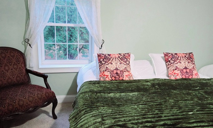 Town of Lloyd Maison | Charming 4-bedrm Colonial Farmhouse amidst the mountains with WiFi in Highland.