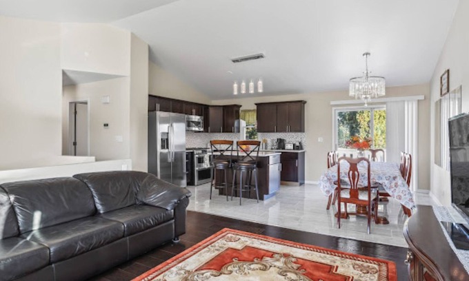 North Chicago Maison | Charming 4-bedroom house with WiFi and AC in peaceful North Chicago