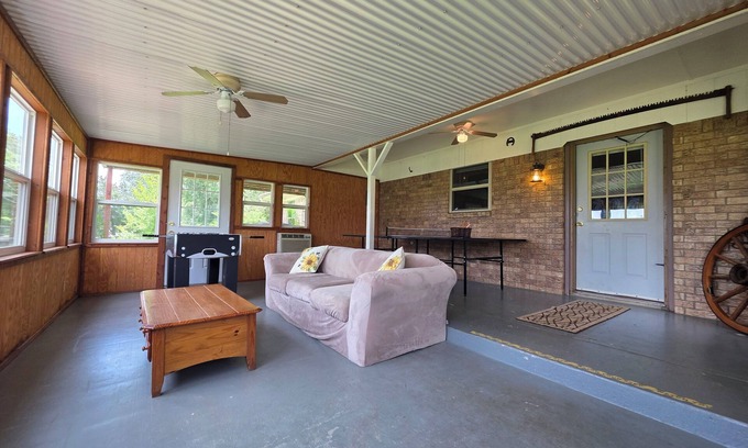 Elmo Maison | Charming 4-bedroom Country Home near Canton, TX