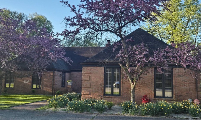 South Bend Maison | Charming 4-bedroom estate with fitness room, near Warren golf course/ND