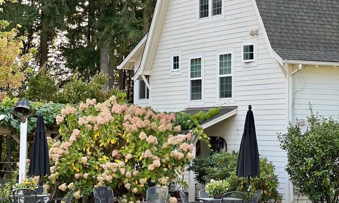 Aurora Autre | Charming 4-bedroom farmhouse in Aurora with 23 Acres to Explore!