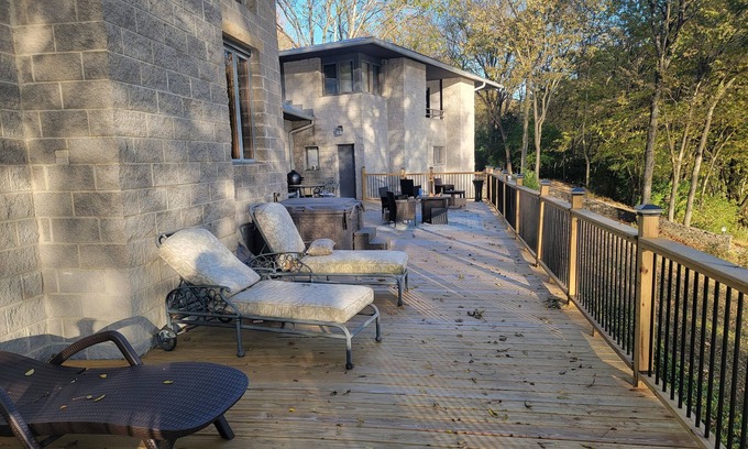Bentonville Maison | Charming 4-bedroom house with WiFi and AC directly on the Ohio River with dock.