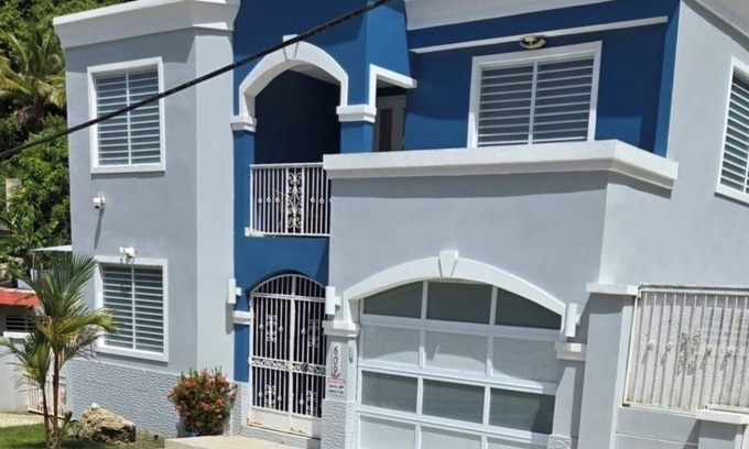 Hoyo Mulas Maison | Charming 4-bedroom house with WiFi, AC in delightful Canóvanas.