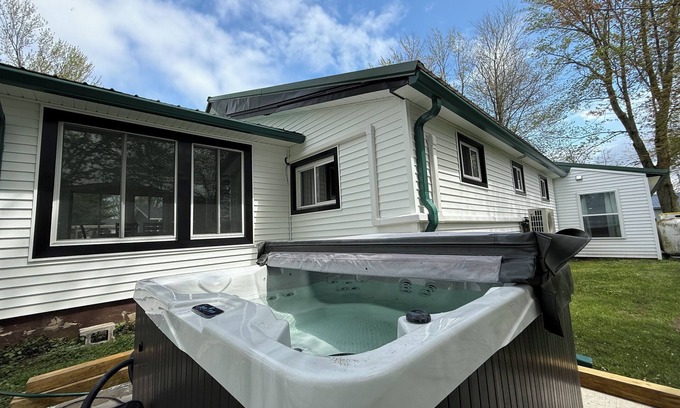 Durhamville Maison | Charming 4-bedroom house with WiFi, AC and HotTub-Lake Front-nr Sylvan Beach