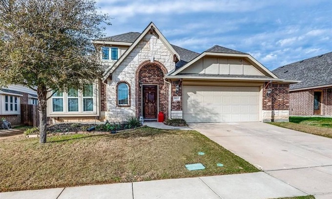 Little Elm Maison | Charming 4-bedroom house with Greenbelt views in Oak Point