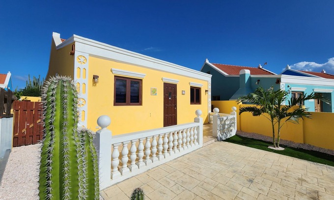 Calbas Plaza Residences Maison | Charming 4-bedroom house with WiFi and AC in pleasant Noord