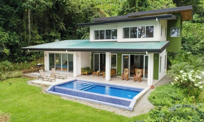 Ballena Maison | Charming 4-bedroom house with AC, WiFi in beautiful Uvita w/whale's tail view