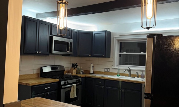 DeKalb Maison | Charming 4-bedroom house with WiFi and AC in DeKalb