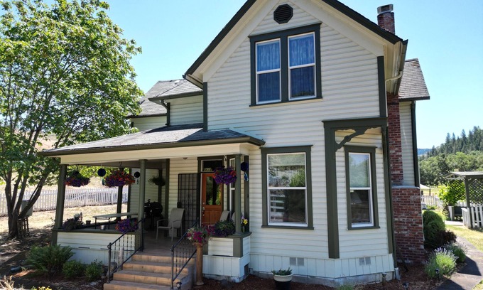 Roseburg Autre | Charming 4-bedroom Pearce Historic Farmhouse in Roseburg with AC and WIFI