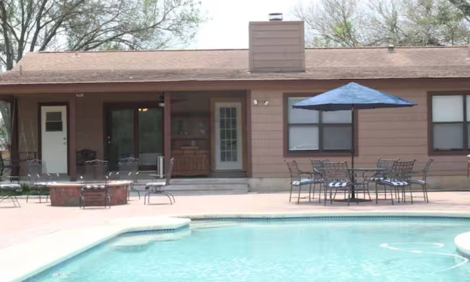 Buda Maison | Charming 4-Bedroom retreat with Expansive Pool & Firepit Space
