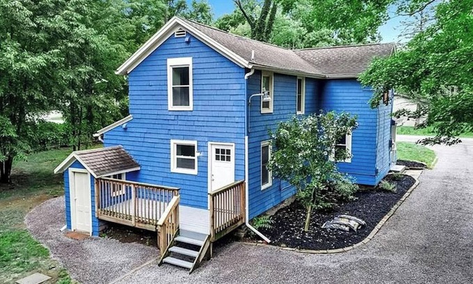 Wales Center Maison | Charming 4-bedroom 1800's farmhouse with WiFi, AC in serene Cowlesville