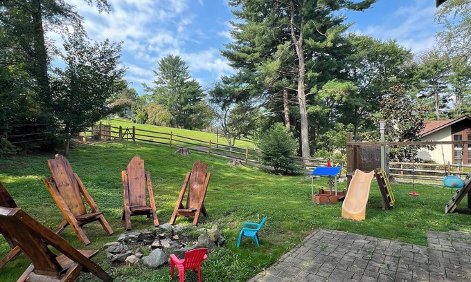 Montgomery Village Maison | Charming 4-bedroom house in Gaithersburg with WiFi and AC and fenced in yard!
