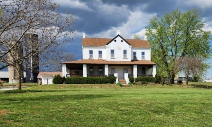 Renault Maison | Charming 4-BDRM Farmhouse Retreat. Private Pool & Lake Access w/capacity for 11