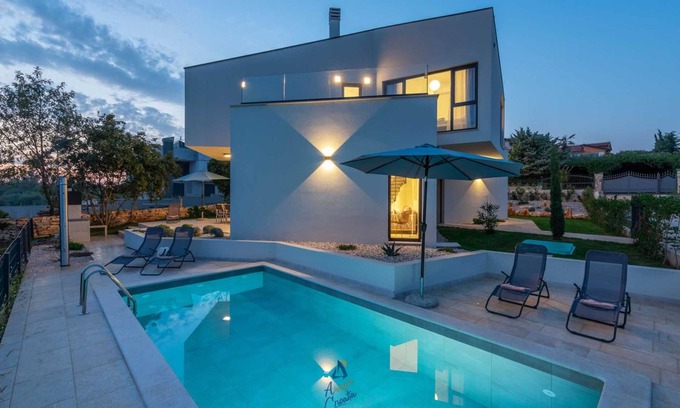 Vabriga Villa | Charmante villa 4 chambres avec piscine privée et vue sur la nature