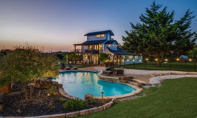Princeton Maison | Charming 5 bed/3 ba Farmhouse +1bd/1ba game room + pool/hot tub w/opt event barn