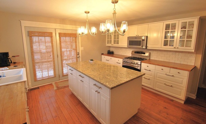 Willowbrook Maison | Charming 5 Bed Burr Ridge House