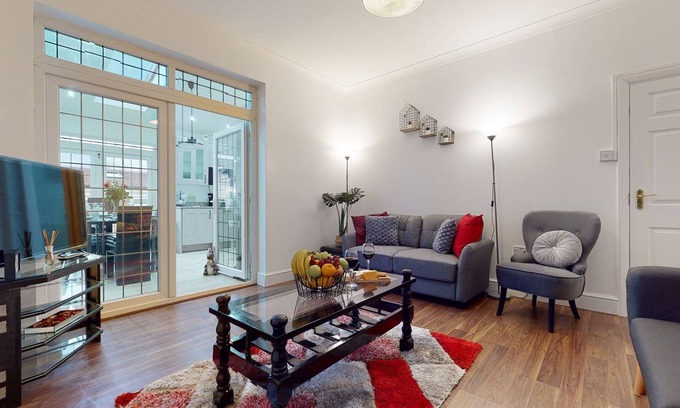 Chadwell Maison | Charming 5-Bed House in Romford