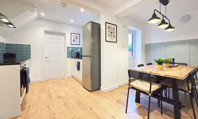 Winchester Maison | Charming 5-Bed Winchester Home with Garden and Parking