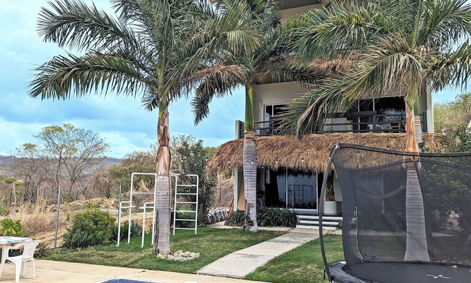 San Pedro Mixtepec Maison | Charming 5-bedroom house with AC, WiFi in beautiful Bajos de Chila