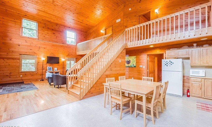 Benton Cabine | Charming 5-bedroom lodge in delightful Benton minutes from Ricketts Glen.
